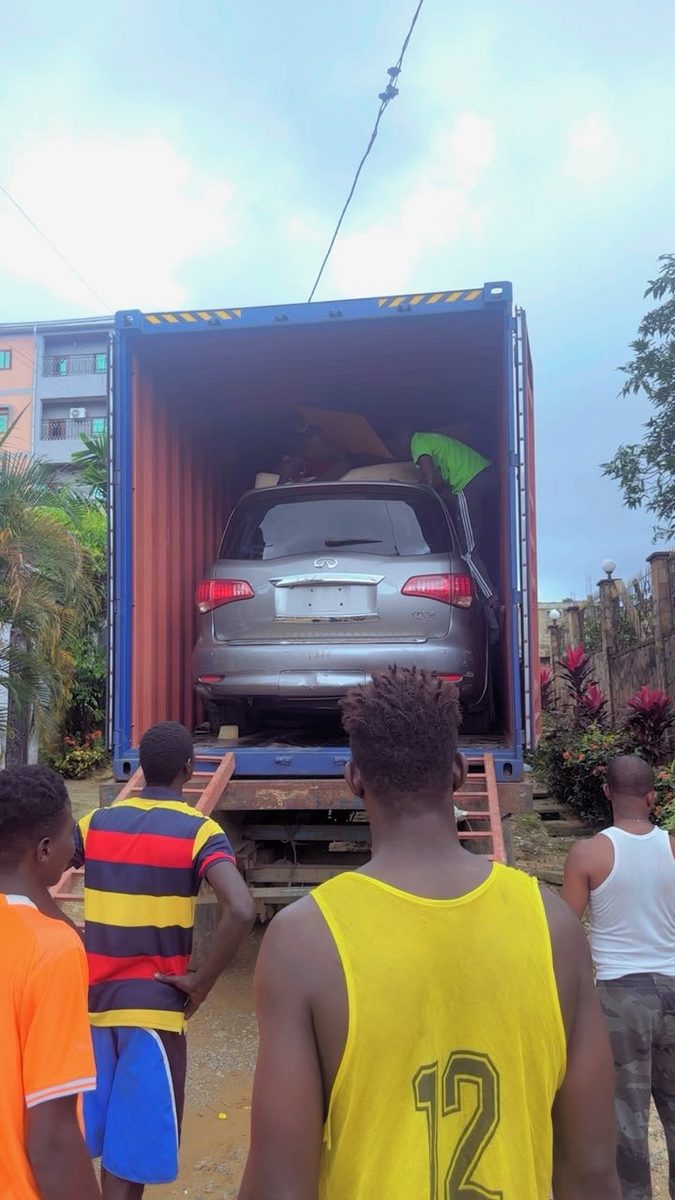 Chargement d'un véhicule dans un conteneur Camerteam au Cameroun