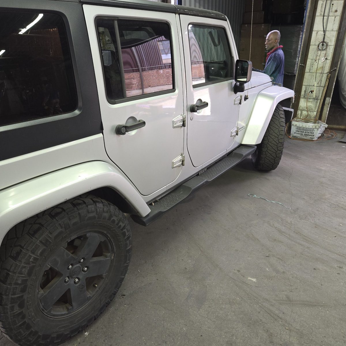 Jeep blanche prête pour l'expédition au dépôt